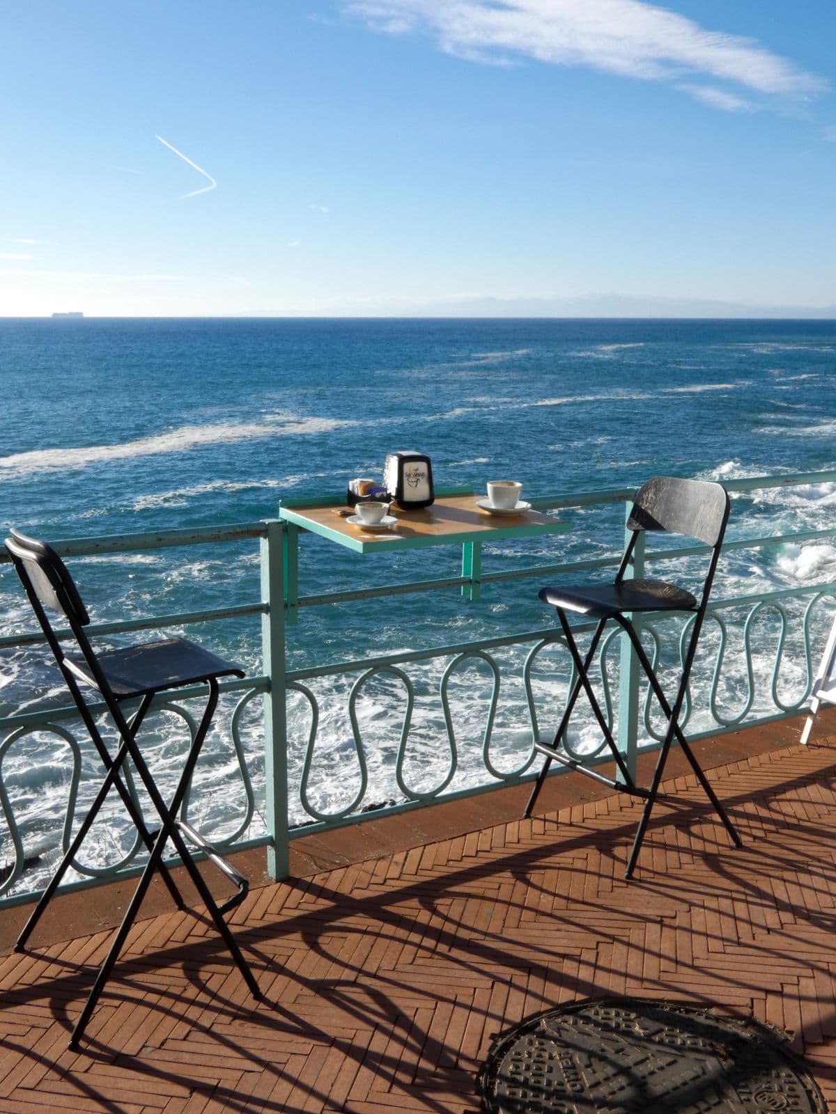 Breakfast by the sea